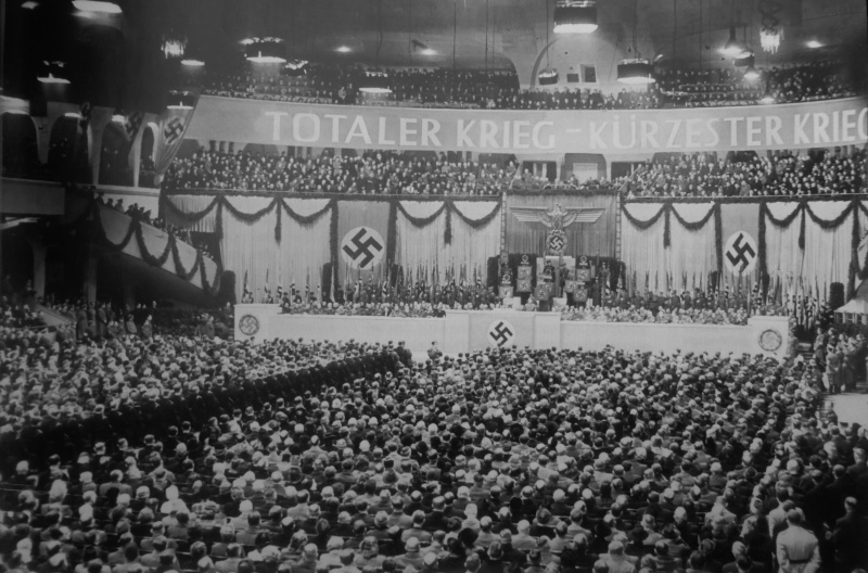 Берлинский дворец спорта во время речи Йозефа Геббельса о тотальной войне. 18 февраля 1943 г. 