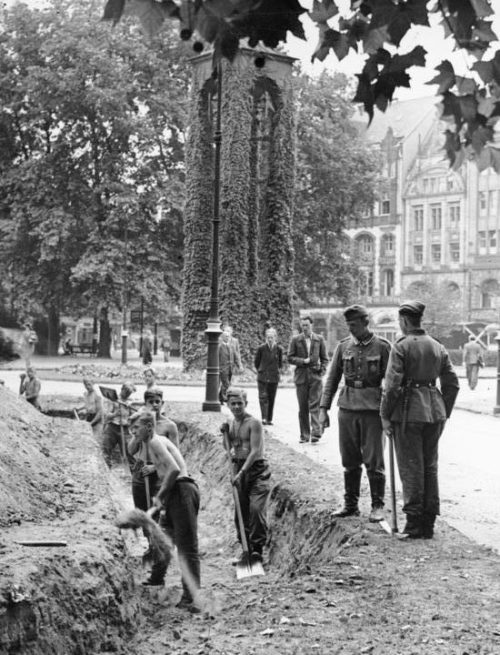 Рытье траншей в Берлине. Август 1943 г.