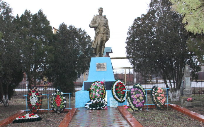 х. Лебеди Калининского р-на. Памятник по улице Мира 21, установленный на братской могиле советских воинов.