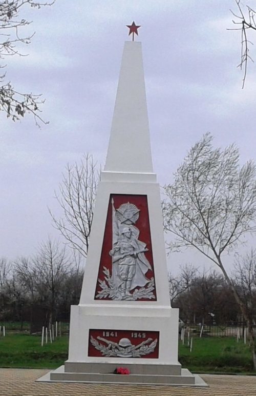 ст-ца. Троицкая Крымского р-на. Памятник на улице Приймака 76б, установленный на братской могиле, в которой похоронено 923 советских воина.