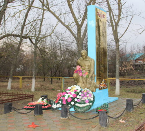 х. Лебеди Калининского р-на. Памятник погибшим землякам, установленный на улице Мира 23.