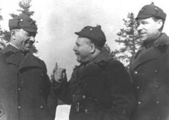 Комбриг Л.А. Говоров (крайний справа) во время советско-финской войны. 1940 г.