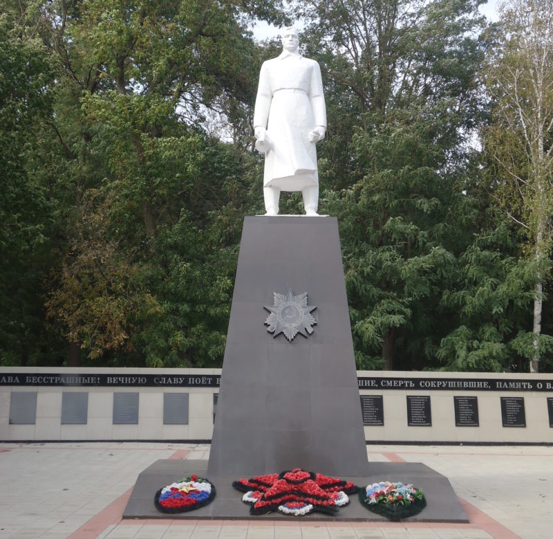 п. Первомайский Ленинградского р-на. Памятник неизвестному солдату в центральном парке.