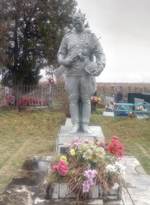 х. Туркинский Белореченского р-на. Памятник на кладбище, установленный на братской могиле советских воинов, погибших в годы войны.