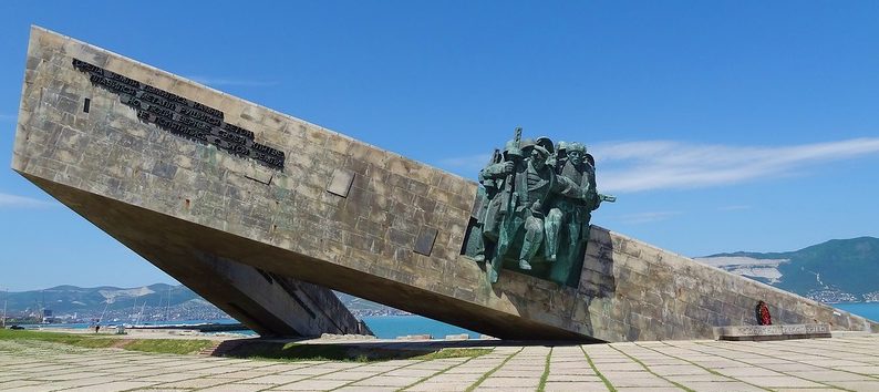 Монумент-музей на месте высадки морского десанта 4 февраля 1943 г. 