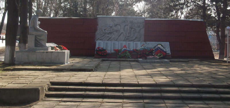 п. Забойский Славянского р-на. Памятник по улице Красной 124а, установленный на братской могиле, в которой похоронено 8 советских воинов, погибших в боях с фашистскими захватчиками.