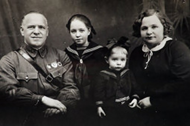 Георгий Жуков с женой Александрой Зуйковой и дочерьми. 1939 г.