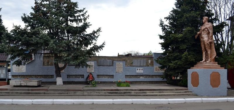 г. Краснодар. Памятник, установленный в 1975 году работникам локомотивного депо, погибшим в годы войны.