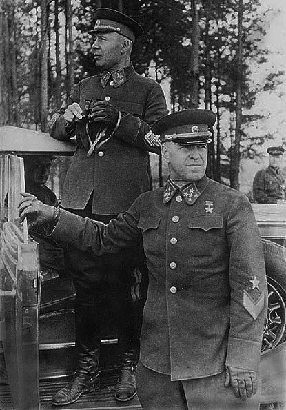 Генерал армии Г. К. Жуков и нарком обороны СССР маршал С. К. Тимошенко на манёврах КОВО. 1940 г. 
