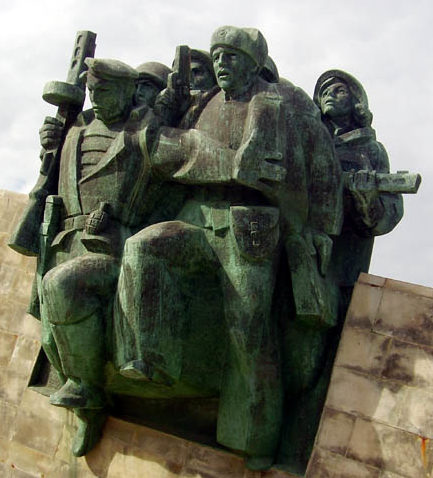 Скульптурная композиция на монументе. 