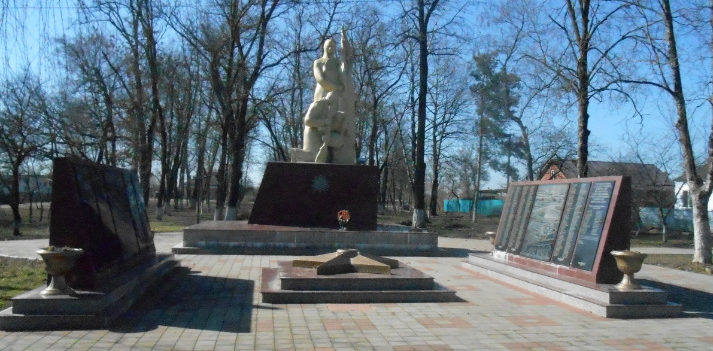 х. Коржевский Славянского р-на. Памятник по улице Садовой 12а, установленный на братской могиле, в которой похоронено 472 советских воина.