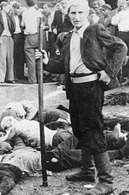 Один из убийц во время погрома евреев в гараже «Летукис». 25-27 июня 1941 г.