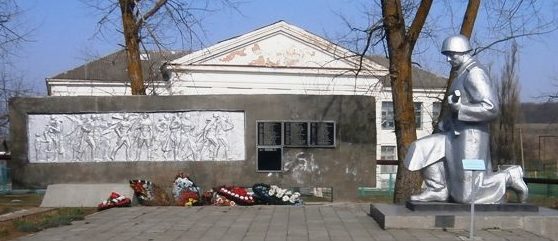 х. Школьный Крымского р-на. Памятник у школы №59, установленный на братской могиле, в которой похоронено 38 советских воинов. 