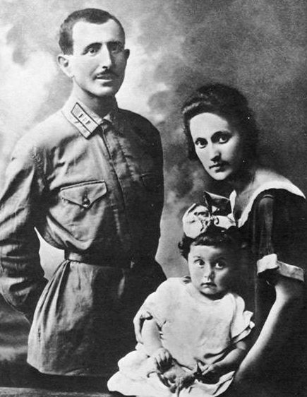 Баграмян с женой и дочерью. 1926 г. 
