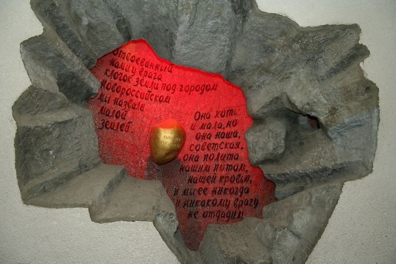 Фрагмент мемориала – «Клятва и сердце». 