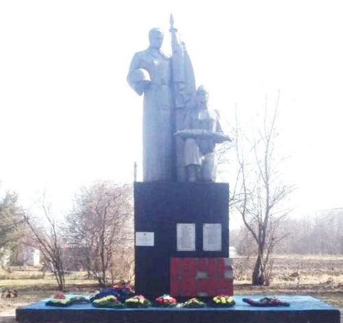 п. Рогачевский Калининского р-на. Памятник землякам, установленный по улице Солнечной.