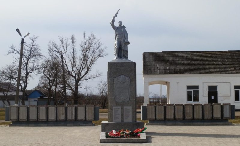 с. Экономическое Крымского р-на. Памятник по улице Шоссейной 1, установленный на братской могиле, в которой похоронено 1505 советских воинов.