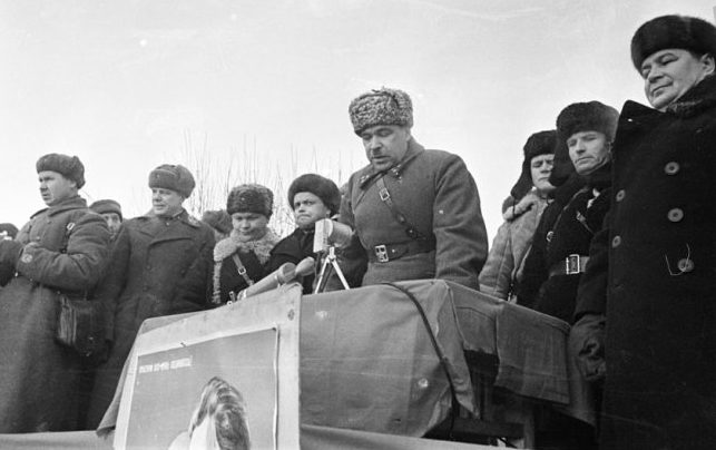 Командующий 5-й армией Л.А.Говоров выступает на митинге в освобожденном Можайске. 23 января 1942 г. 