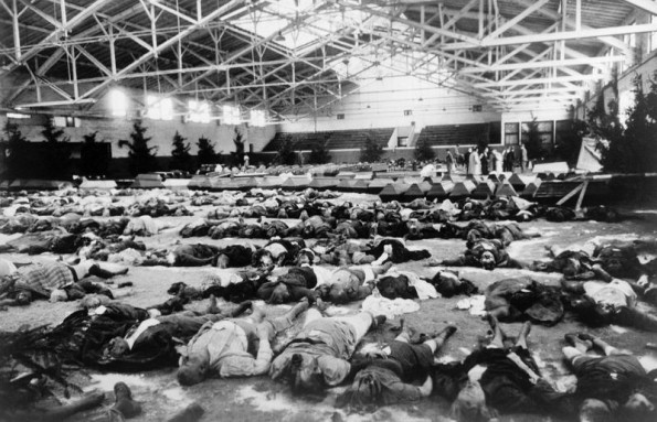 Жертвы бомбардировок выложены для опознания и захоронения в гимназии. Декабрь 1943 г.