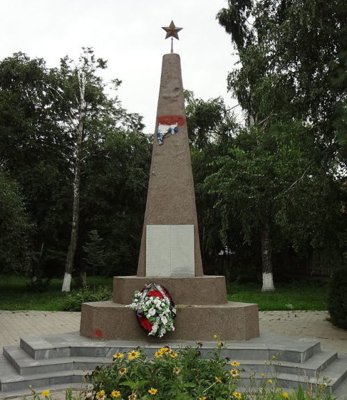 г. Краснодар. Памятник по улице Российской, установленный на братской могиле воинов, павшим в годы войны.