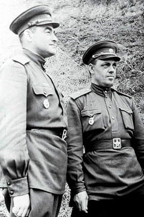 Командующий армией генерал-лейтенант В. Я. Колпакчи и генерал-майор К. К. Абрамов. 1943 г. 