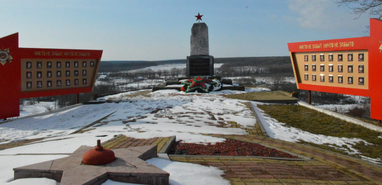 п. Южный Белореченского р-на. Памятник землякам, погибшим в годы войны.