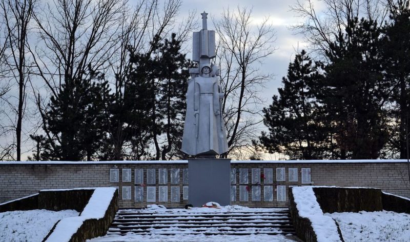 г. Краснодар, Старокорсунская станица. Памятник, установленный в 1987 году воинам-землякам.