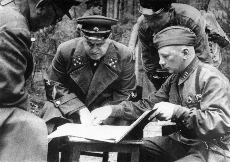 Командующий Резервным фронтом генерал армии Жуков с офицерами под Ельней. 1941 г. 