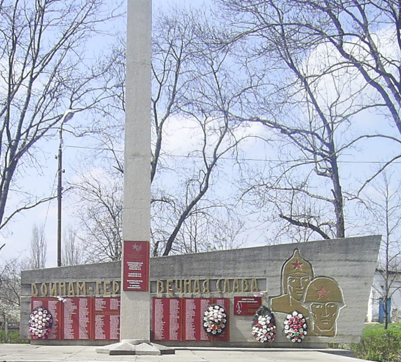 с. Беноково Мостовского р-на. Мемориальный комплекс, установленный на братской могиле, в которой похоронен 21 воин.