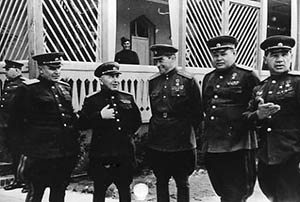 Командующие армиями Н. Э. Берзарин, В. И. Кузнецов, В. Я. Колпакчи, В. С. Попов и В. И.Чуйков после взятия Берлина. 1945 г. 