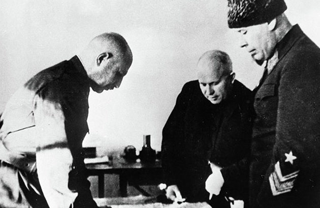Семен Тимошенко (справа), Никита Хрущев (в центре) и Иван Баграмян (слева) у карты боевых действии. 1941 г.