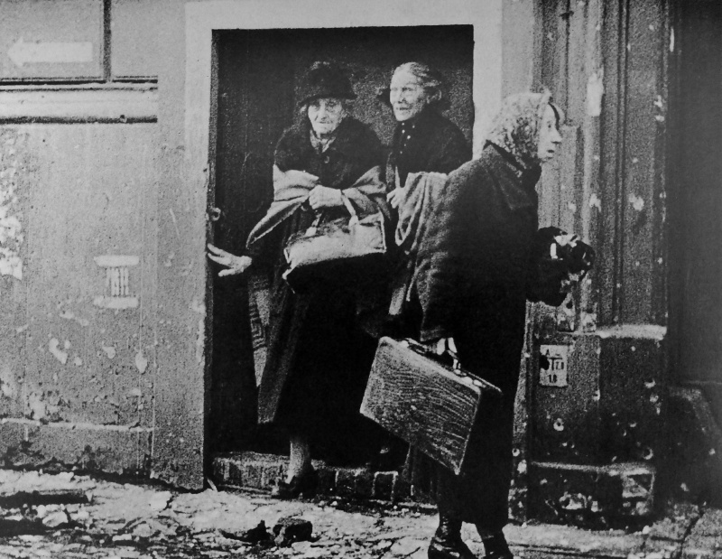 Жители Берлина выходят из бомбоубежища после налета американской авиации. Февраль 1944 г. 