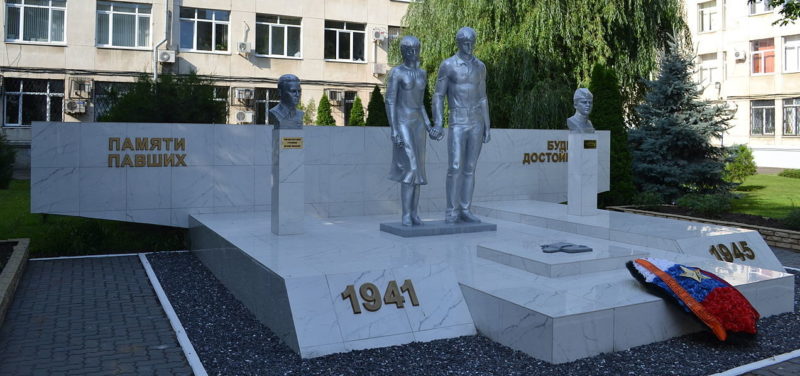 г. Краснодар. Мемориальный комплекс по улице Ставропольская 149, установленный в 1987 году в честь преподавателей и студентов КубГУ, погибших в годы войны.