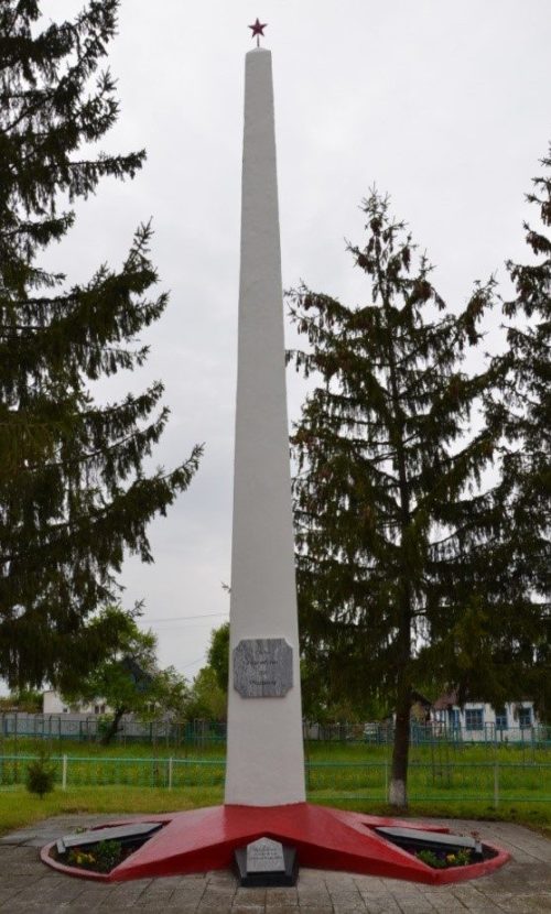 п. Восточный Мостовского р-на. Памятник по улице Театральной 19, установленный на братской могиле, в которой похоронено 5 партизан.