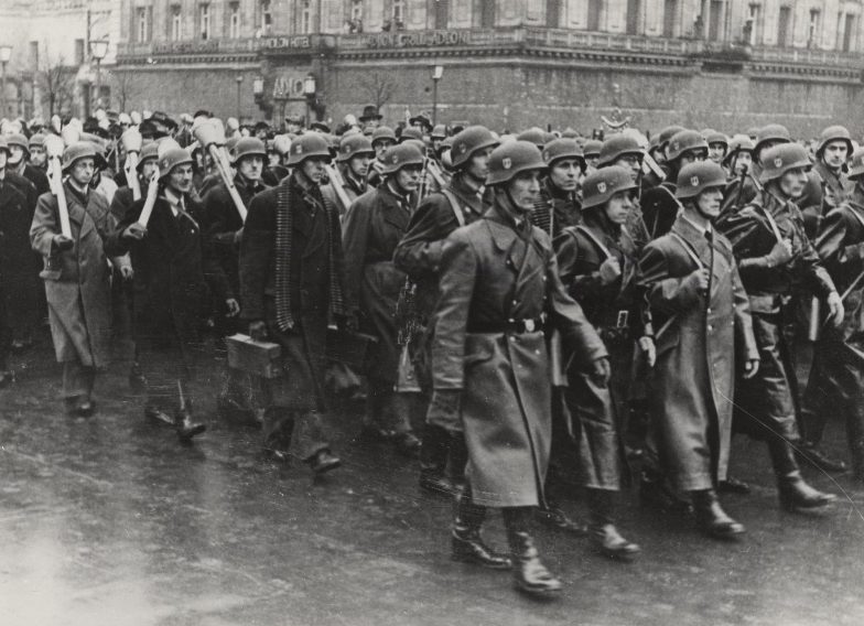 Парад «Фольксштурма» после церемонии присяги на Унтер-ден-Линден в Берлине. 12 ноября 1944 г. 