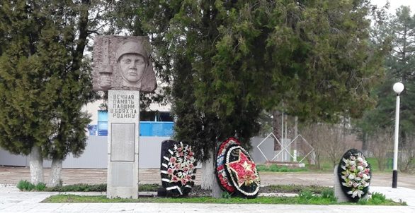 п. Южный Крымского р-на. Памятник по улице Центральной 1а, установленный на братской могиле, в которой похоронено 92 советских воина.