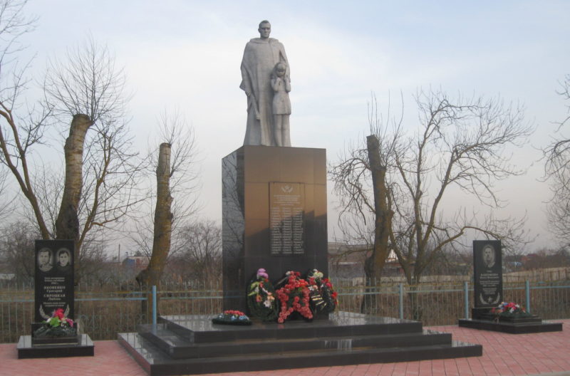 ст-ца. Петровская Славянского р-на. Памятник по улице Черноерковской 1, установленный на братской могиле, в которой похоронено 42 советских воинов.