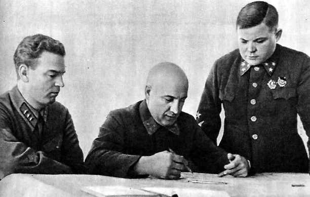 Военный Совет Северо-Западного фронта. В. Н. Богаткин, П. А. Курочкин, Н. Ф. Ватутин (справа). 1941 г. 