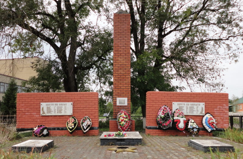 ст-ца. Губская Мостовского р-на. Памятник, установленный на братской могиле, в которой похоронен 21 воин.