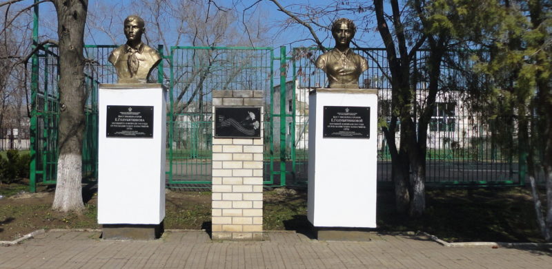 ст-ца. Брюховецкая. Мемориал у здания школы №3. Здесь же установлены бюсты пионерам Е.Голубятниковой и В.Голубятникову, погибших в 1942 году от рук фашистских захватчиков.