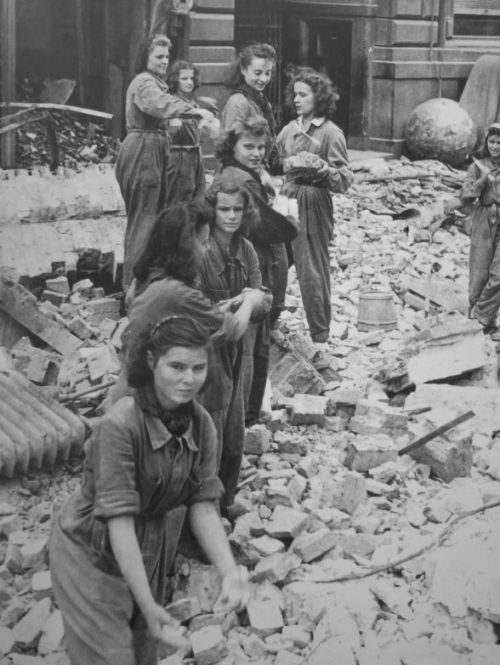 Девушки на разборке развалин у здания издательства «Шерль» в Берлине после авианалета союзников. 1944 г.
