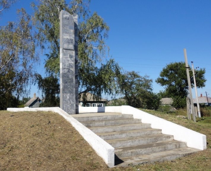 п. Андрее-Дмитриевский Курганинского р-на. Памятник, установленный на братской могиле советских воинов.