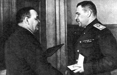 Н.М. Шверник вручает маршальскую звезду командующему Ленинградским фронтом Л.А.Говорову. 1944 г.