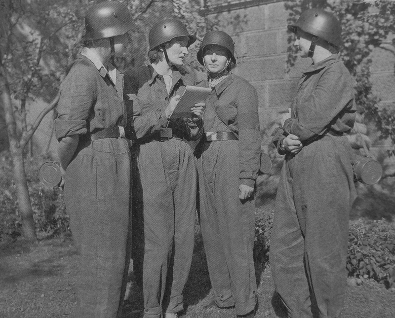 Девушки на учебном занятии по противовоздушной обороне в Берлине. 1944 г. 