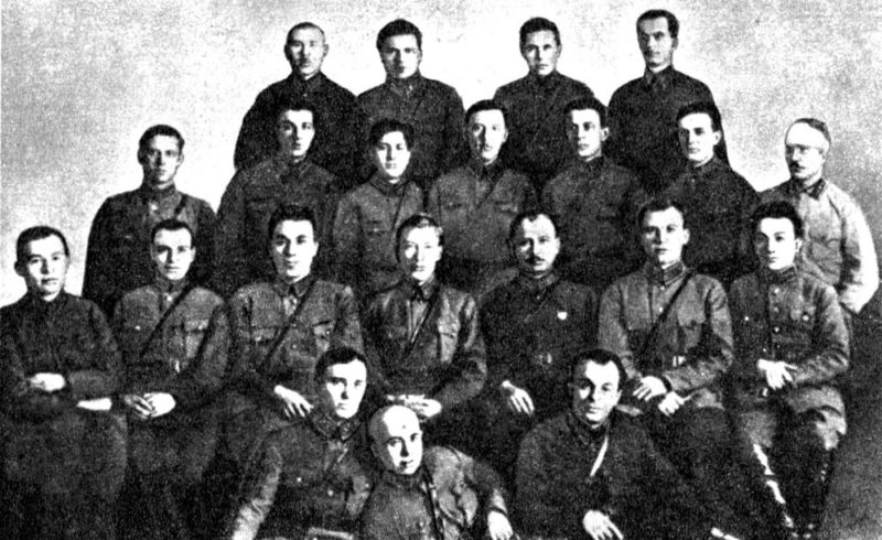 Командный состав 17-й стрелковой дивизии. Конев – во втором ряду второй справа. 1924 г.