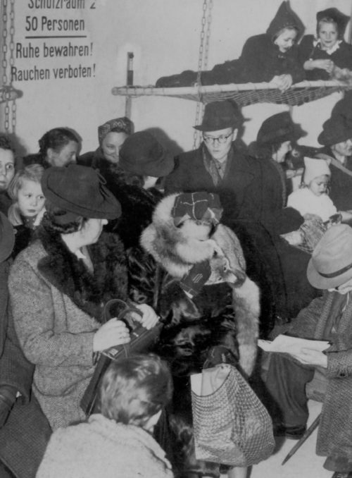 Жители Берлина в бомбоубежище во время налета союзников. 1944 г.