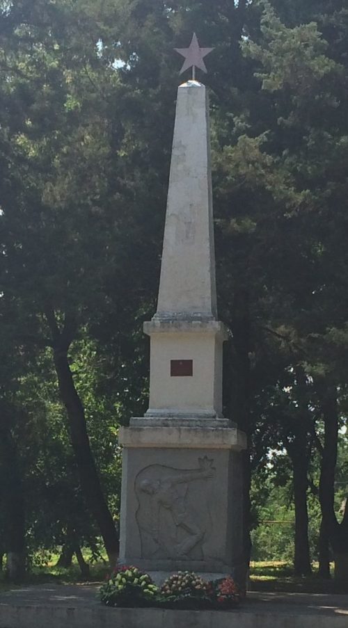 п. Кубань Мостовского р-на. Памятник по улице Школьной 2, установленный на братской могиле советских воинов.