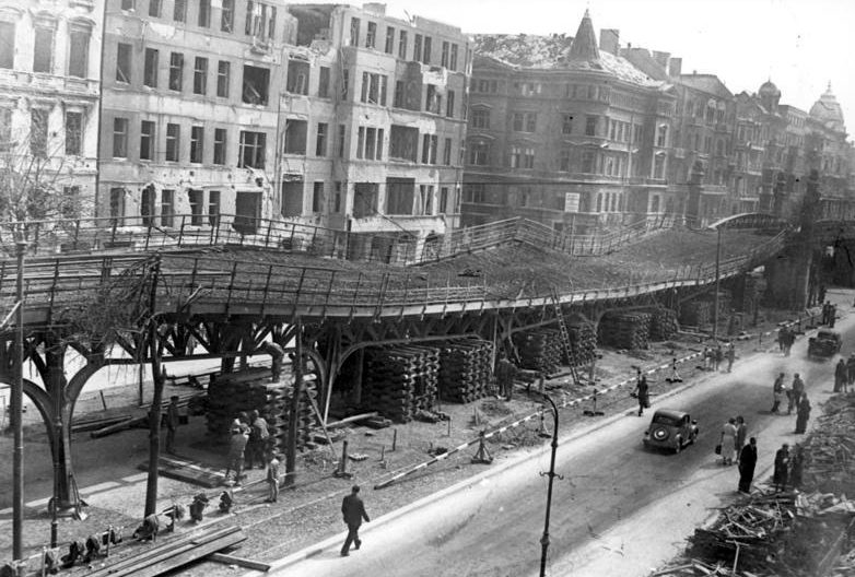 Последствие бомбардировки на Buelowstraße. 19 июля 1944 г. 