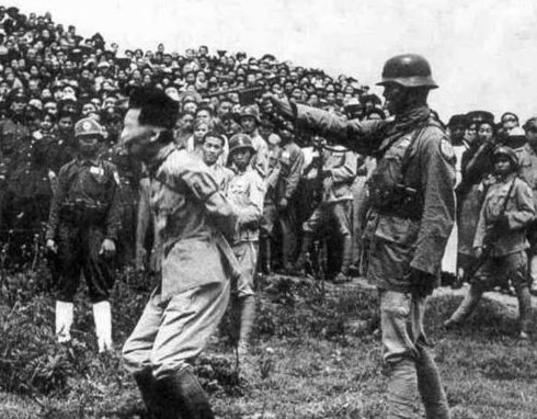 Японский генерал Tани Масуо лично расстреливает китайца. Декабрь 1937 г. 
