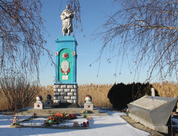 х. Прорвенский Славянского р-на. Памятник по улице Дружбы 42а, установленный на братской могиле, в которой похоронено 192 советских воина. 